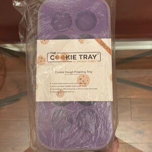 The Cookie Tray Cookie Dough Freezing Tray freezes 10 perfect cookie rounds.